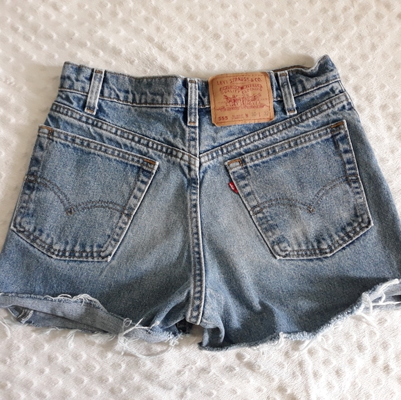 mom jean shorts levis
